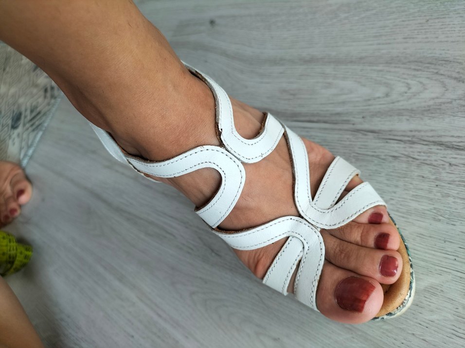 İNCİ Beyaz Desenli Dolgu Topuklu Kadın Sandalet - Görsel 2