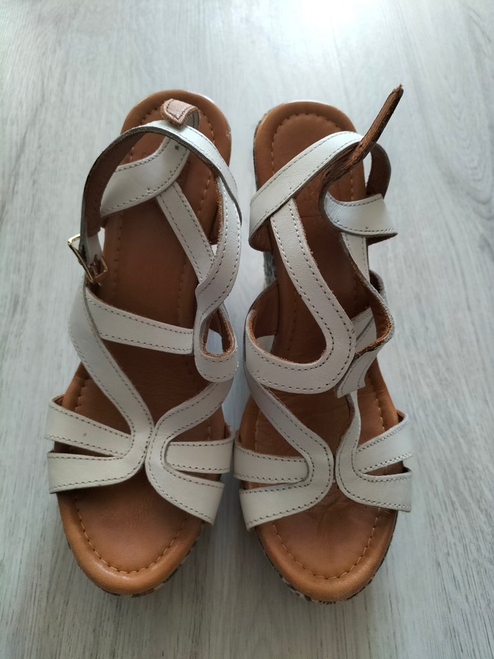 İNCİ Beyaz Desenli Dolgu Topuklu Kadın Sandalet - Görsel 4