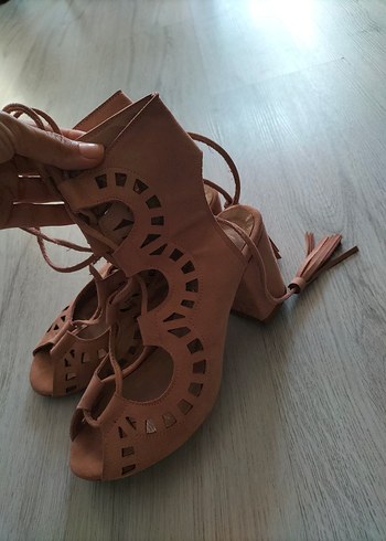 Püsküllü Pembe Süet Kadın Blok Topuklu Sandalet - Görsel 9