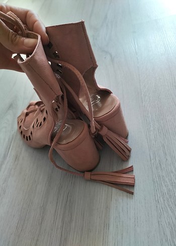 Püsküllü Pembe Süet Kadın Blok Topuklu Sandalet - Görsel 8