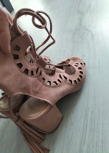 Püsküllü Pembe Süet Kadın Blok Topuklu Sandalet - Görsel 6