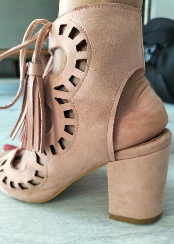 Püsküllü Pembe Süet Kadın Blok Topuklu Sandalet - Görsel 5