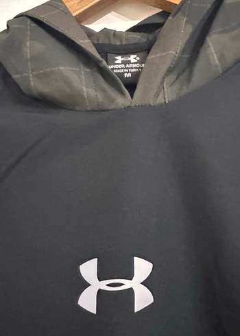 Under Armour Siyah Kısa Kollu Kapüşonlu Tişört - Görsel 3