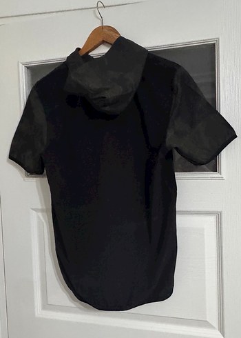 Under Armour Siyah Kısa Kollu Kapüşonlu Tişört - Görsel 2