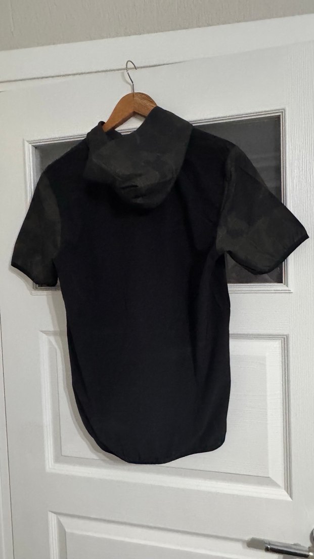 Under Armour Siyah Kısa Kollu Kapüşonlu Tişört - Görsel 2