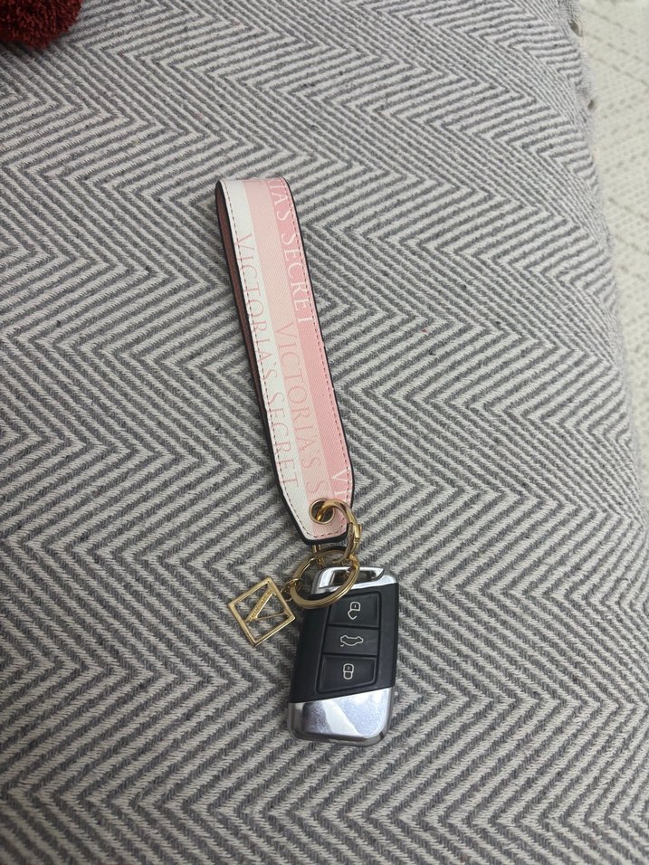 Victoria's Secret Pembe Deri Bileklik Anahtarlık - Görsel 2