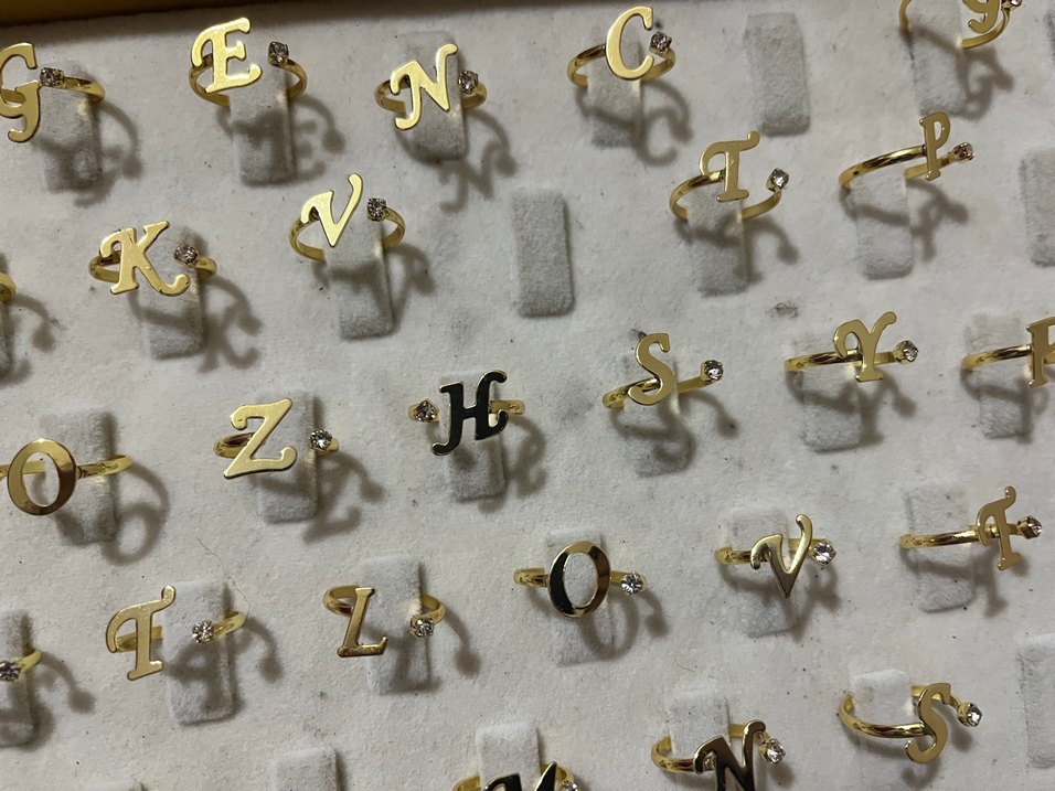 Altın Renkli Harfli Kadın Yüzükleri - Görsel 2