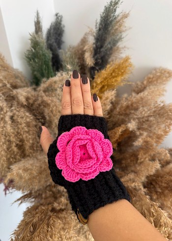 Pembe Çiçek Detaylı Siyah Örgü Eldiven - Görsel 2