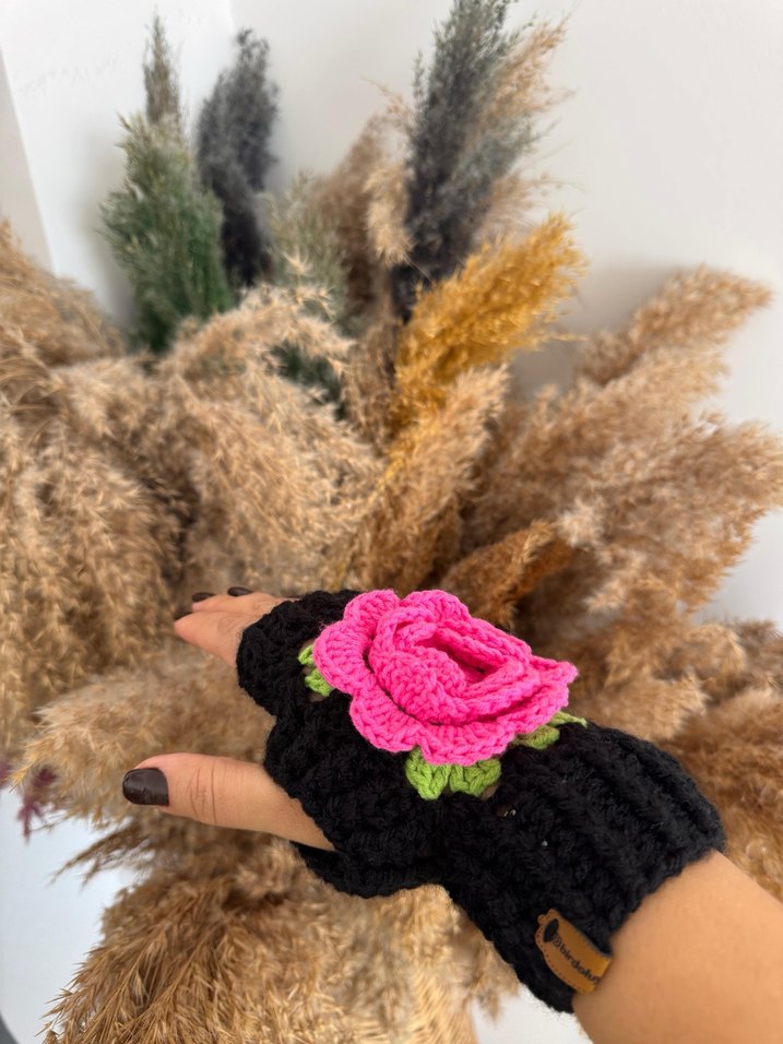 Pembe Çiçek Detaylı Siyah Örgü Eldiven - Görsel 3