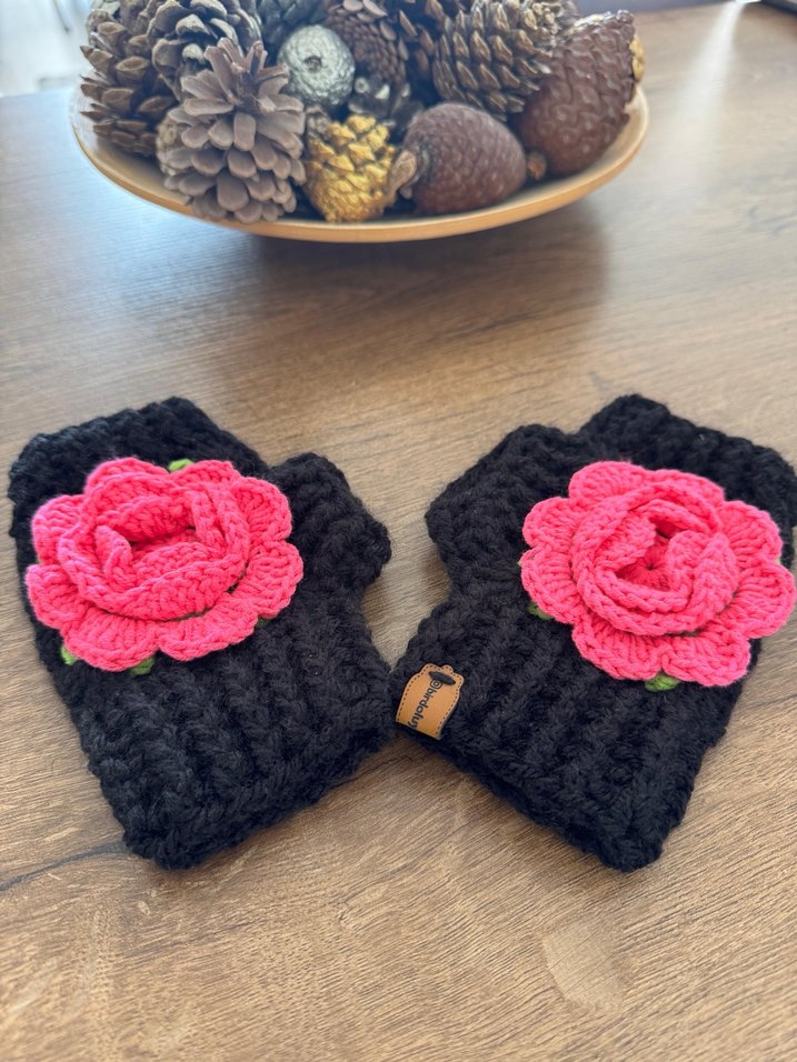 Pembe Çiçek Detaylı Siyah Örgü Eldiven - Görsel 4