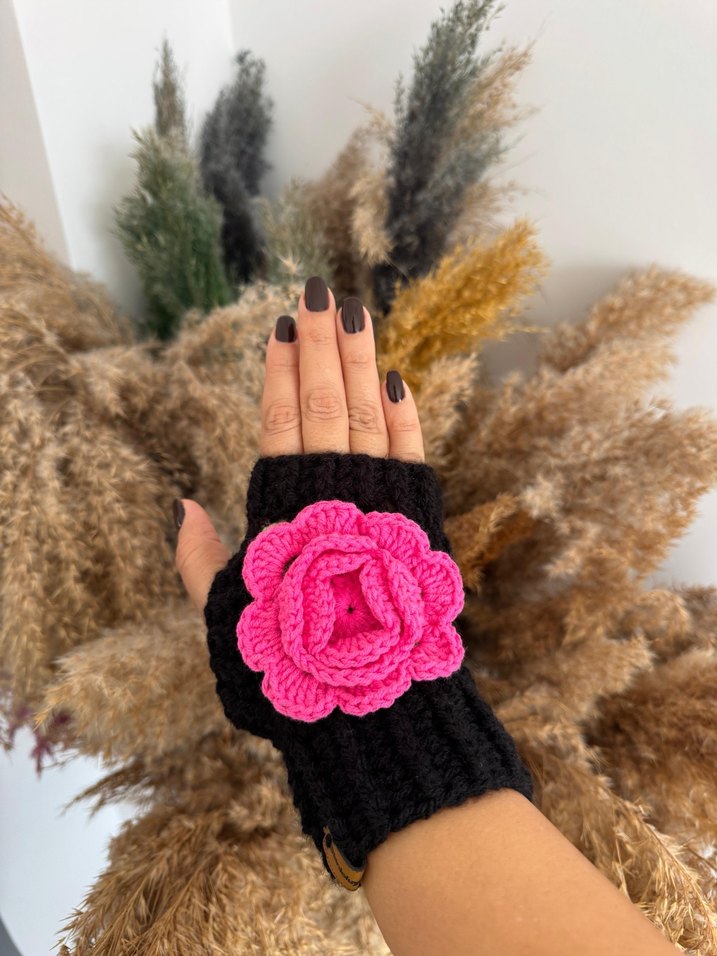 Pembe Çiçek Detaylı Siyah Örgü Eldiven - Görsel 2