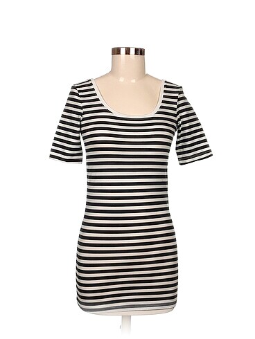 Pieces T-shirt %70 İndirimli.