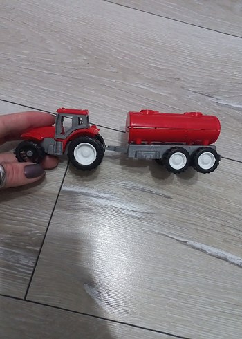 Kırmızı Oyuncak Traktör ve Tanker - Görsel 3