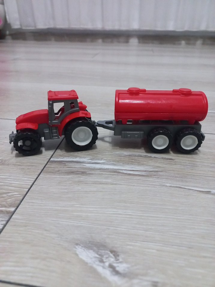 Kırmızı Oyuncak Traktör ve Tanker - Görsel 2
