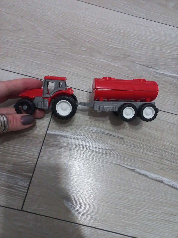 Kırmızı Oyuncak Traktör ve Tanker - Görsel 3