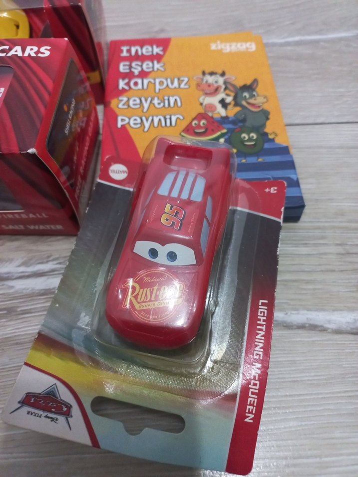 Kırmızı Oyuncak Araba - Görsel 3