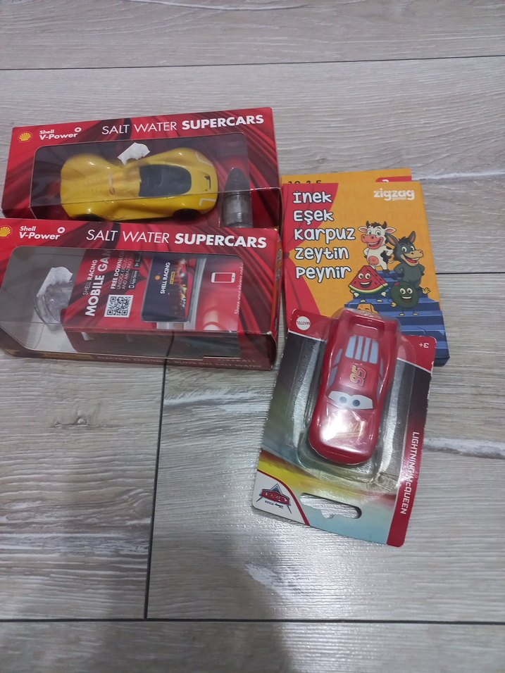 Kırmızı Oyuncak Araba - Görsel 2