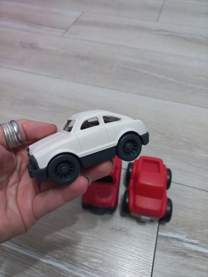 Kırmızı ve Beyaz Oyuncak Arabalar Seti - Görsel 2