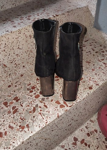 Siyah Süet Tokalı Blok Topuklu Kadın Bot - Görsel 3