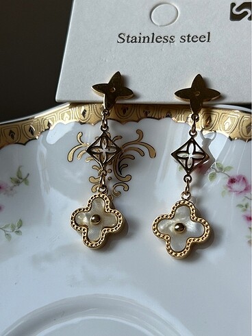 Accessorize Yonca desenli gold küpe