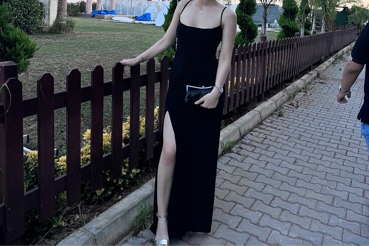 Siyah yırtmaçlı abiye