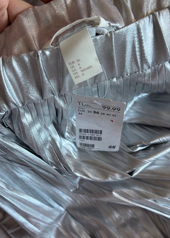 H&M H&M parlak gümüş rengi pileli piliseli midi etek