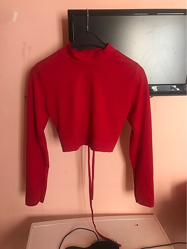 Kırmızı Sırt Dekolteli Crop