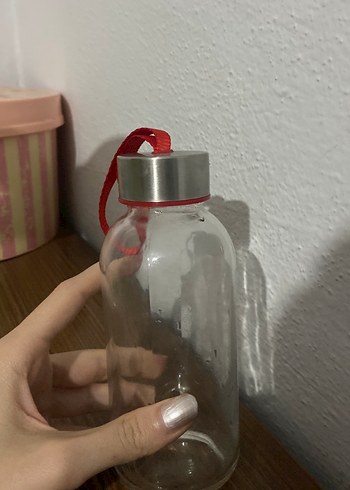 Kırmızı Askılı Cam Su Şişesi - Görsel 3