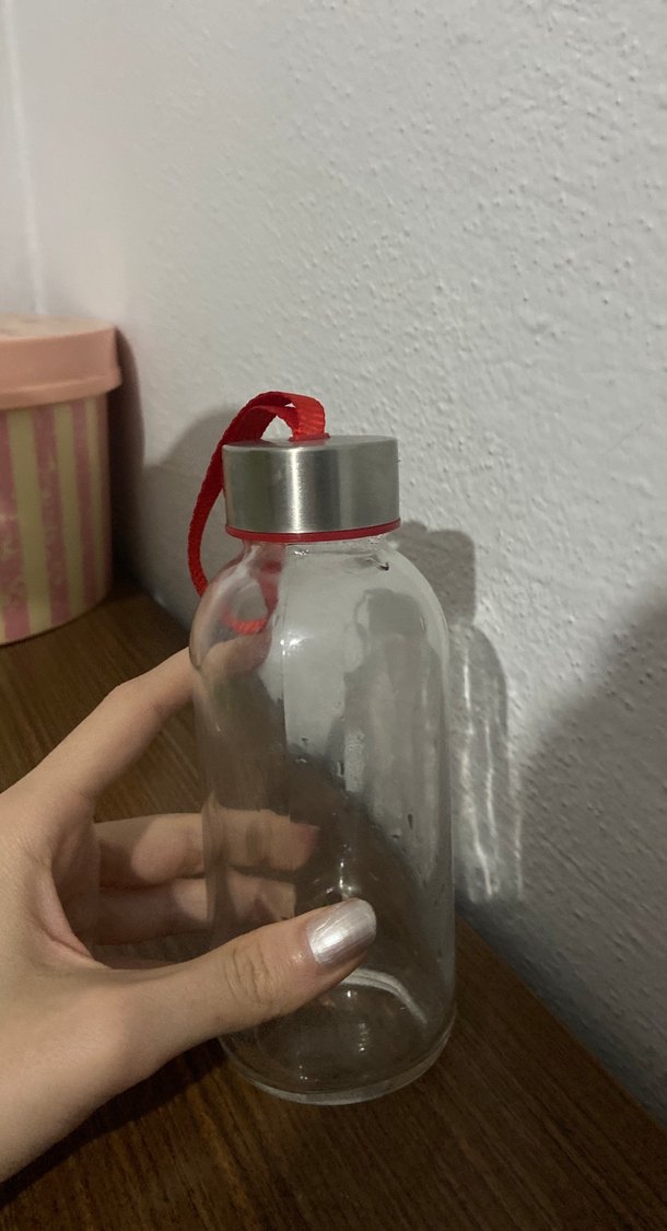 Kırmızı Askılı Cam Su Şişesi - Görsel 3