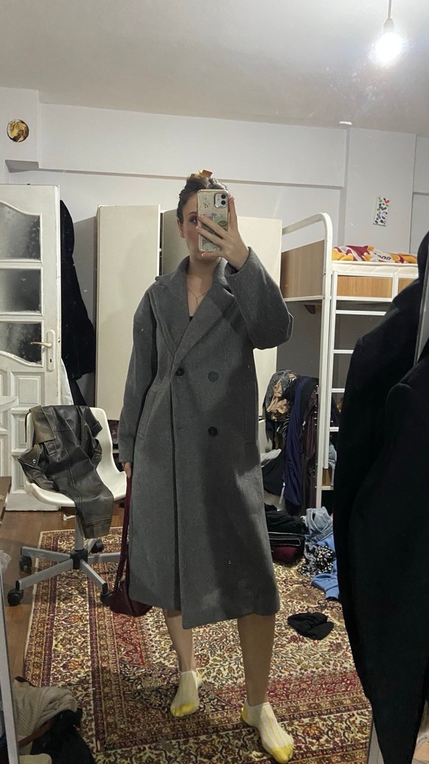 Çift düğmeli gri uzun kaban - Görsel 3