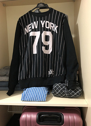 Urban Outfitters NYC SWEATSHIRT 