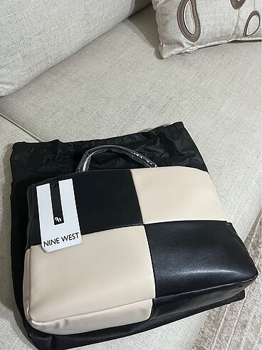 Nine West Zamansız bir çanta
