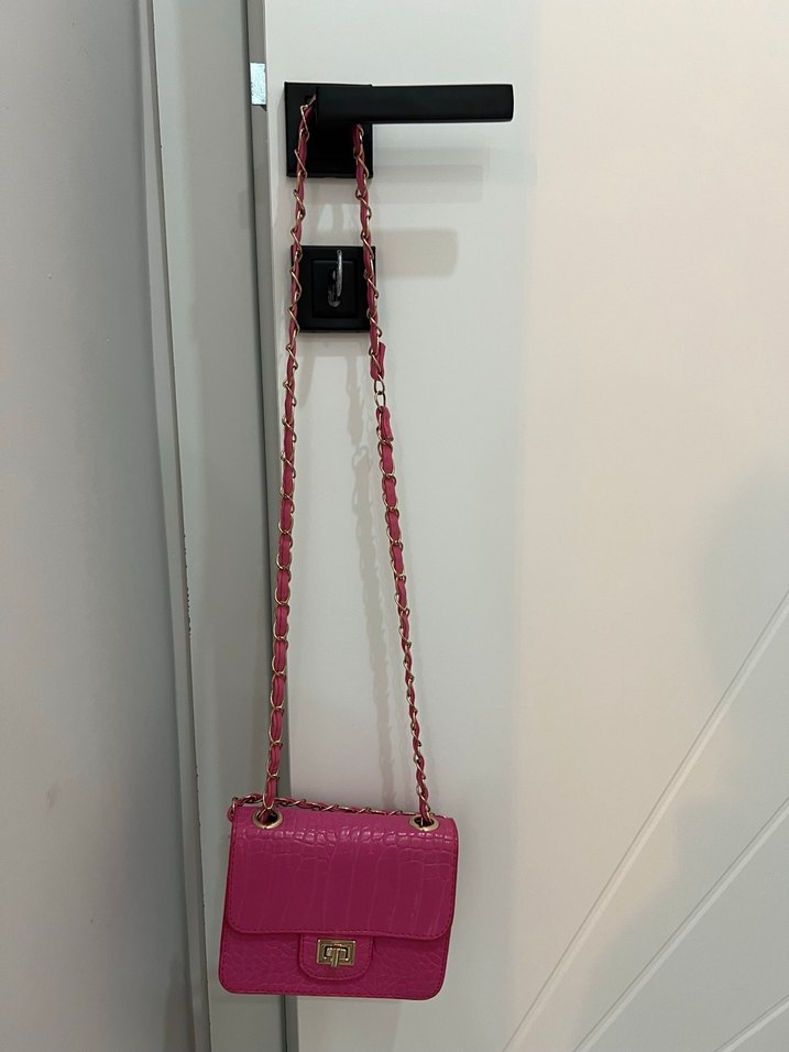 Zincir Detaylı Pembe Yılan Desenli Deri Çanta - Görsel 3