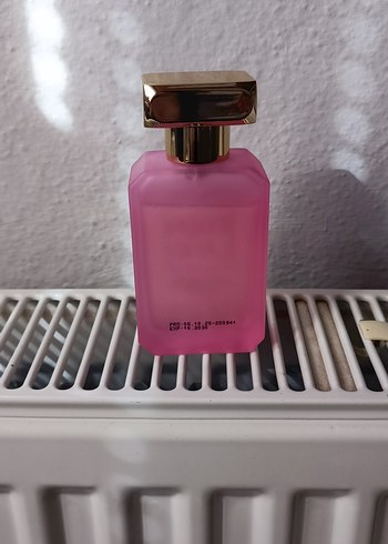 Altın Kapaklı Pembe Kadın Parfümü - Görsel 2