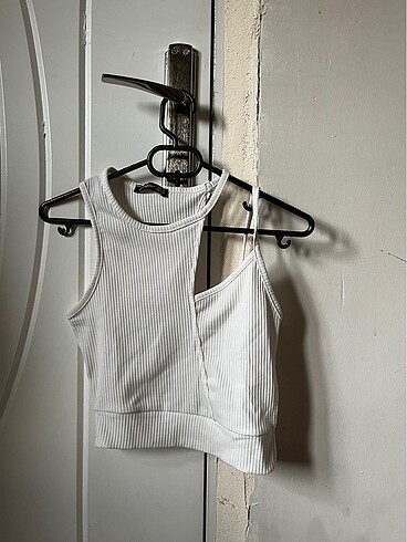 Asimetrik yaka beyaz crop