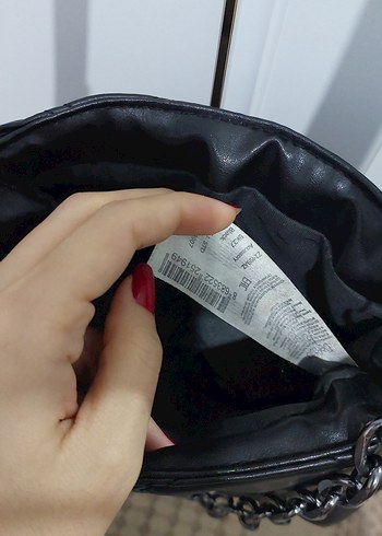 Beden Zincir Detaylı Siyah Deri Kadın Çanta