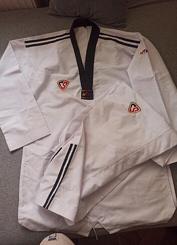 Taekwondo kıyafeti.