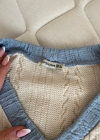 v yaka mavi detaylı örgü kazak - Görsel 2