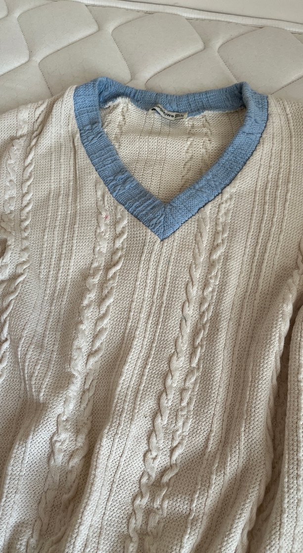 v yaka mavi detaylı örgü kazak - Görsel 3