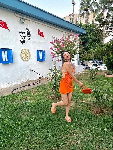 Sırt dekolteli elbise