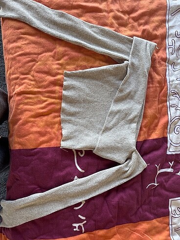 Bershka omuz açık crop krem renk