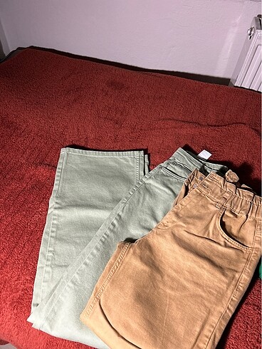 Bej ve yeşil pantolon