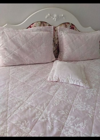 Beyaz Çiçek Desenli Yatak Örtüsü budra pembesi renk - Görsel 3