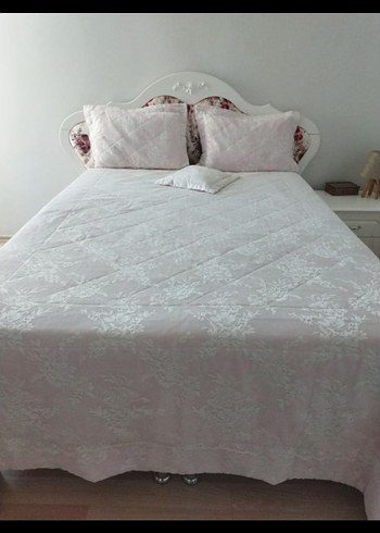 Beyaz Çiçek Desenli Yatak Örtüsü budra pembesi renk - Görsel 2