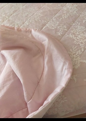 Beyaz Çiçek Desenli Yatak Örtüsü budra pembesi renk - Görsel 6