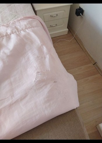 Beyaz Çiçek Desenli Yatak Örtüsü budra pembesi renk - Görsel 7