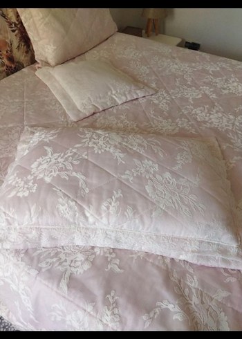 Beyaz Çiçek Desenli Yatak Örtüsü budra pembesi renk - Görsel 4