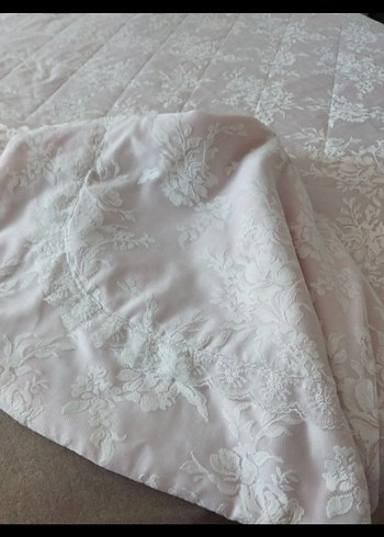 Beyaz Çiçek Desenli Yatak Örtüsü budra pembesi renk - Görsel 5