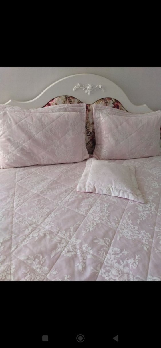 Beyaz Çiçek Desenli Yatak Örtüsü budra pembesi renk - Görsel 3