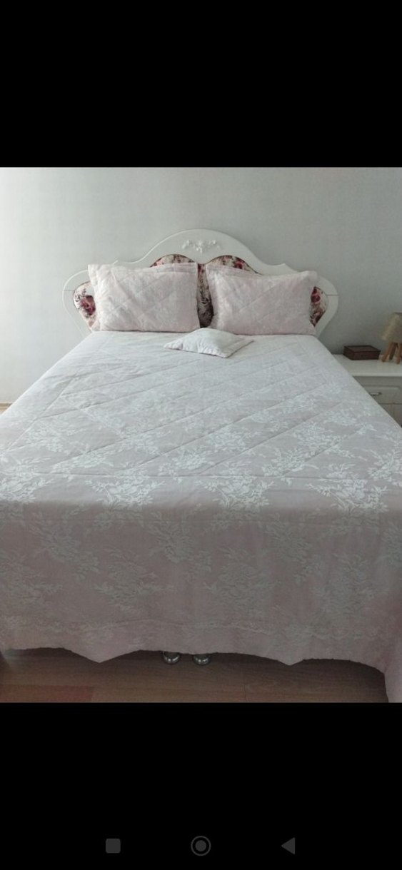 Beyaz Çiçek Desenli Yatak Örtüsü budra pembesi renk - Görsel 2